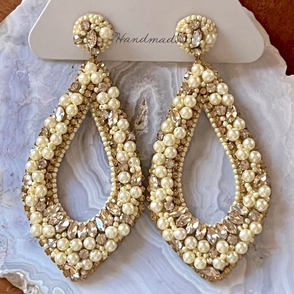🌺🎉HP🎉🌺 NWT Deepa Gurnani Pearl & Crystal Hoop Chandeliers - Picture 6 of 16